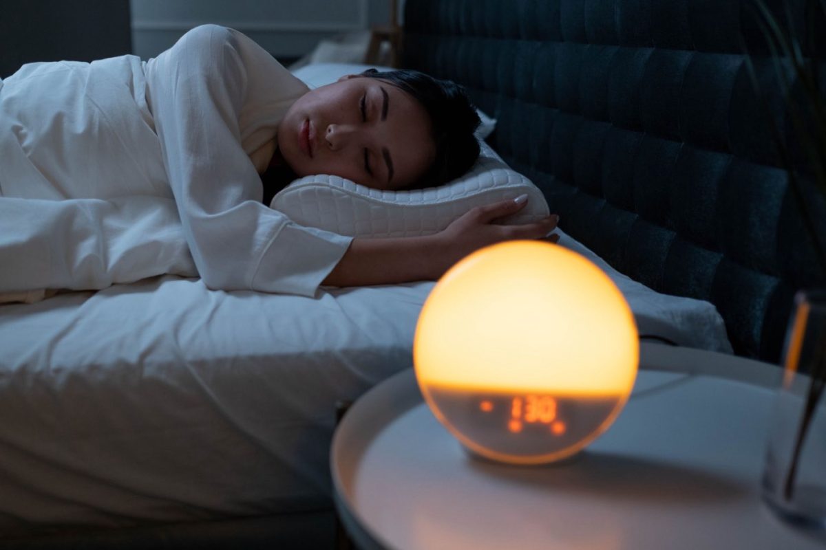 Luminothérapie ou routine de coucher : que choisir ?