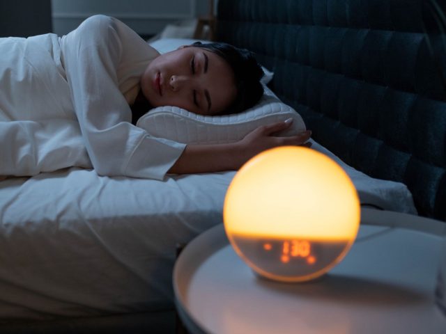 Luminothérapie ou routine de coucher : que choisir ?