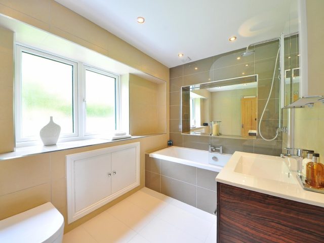 Astuces pour entretenir joints de douche et salle de bain